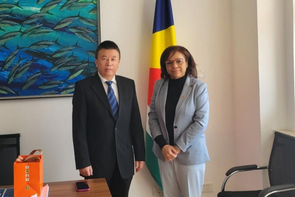 He Zhenwei held a meeting with   the Ambassador of the Embassy of Seychelles