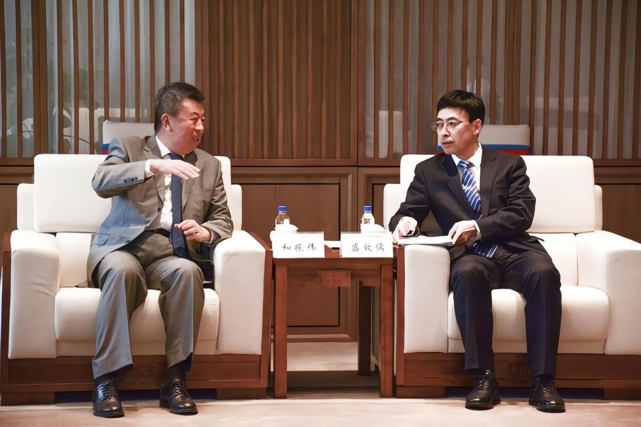 He Zhenwei met with Party Secretary of Hunchun