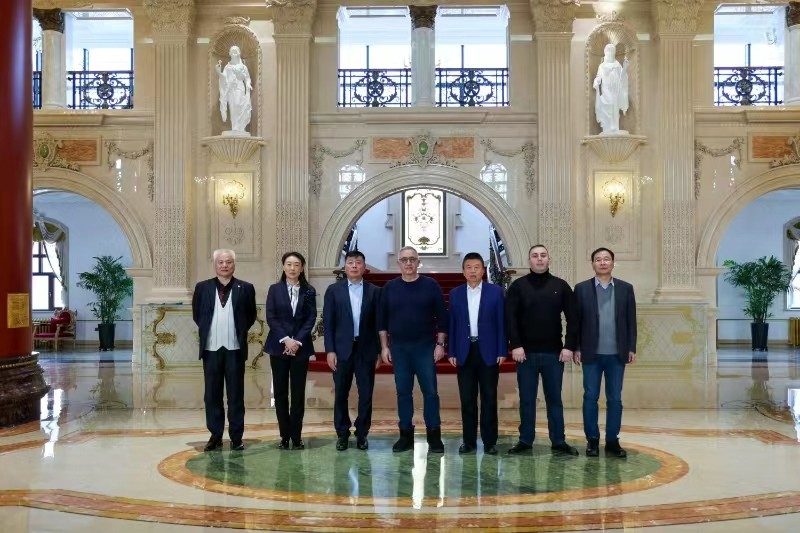 He Zhenwei accompanied with H.E. Ambassador Sergey Manasaryan to investigate Xuanyuan Group