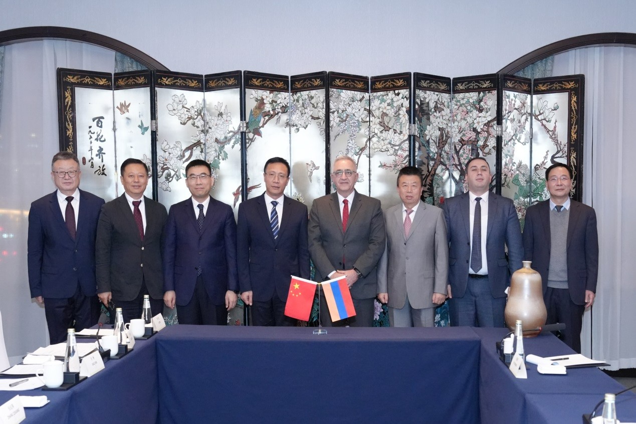 He Zhenwei accompanied with H.E. Ambassador Sergey Manasaryan to hold talks with Harbin Mayor Zhang Qixiang