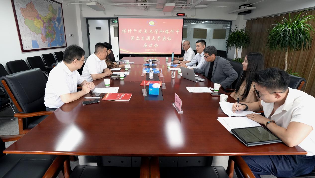 和振伟与乌方有关大学校长会谈