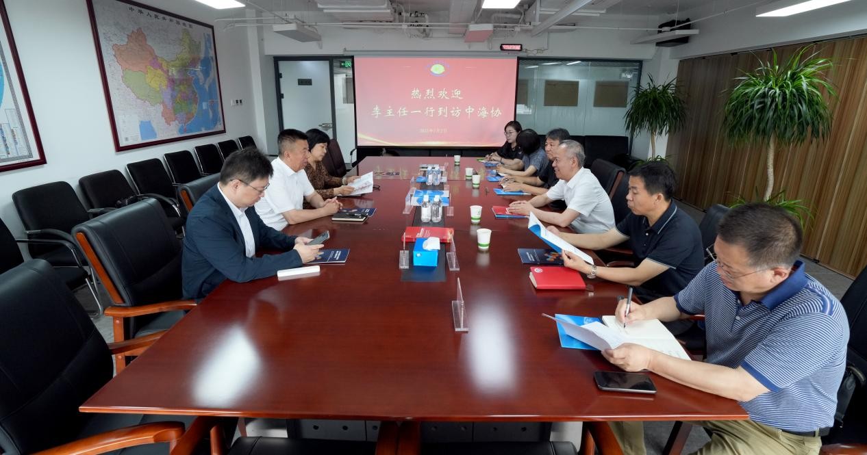 和振伟与人社部国际交流中心主任会谈