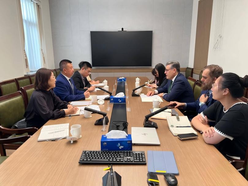 和振伟会长与巴基斯坦驻华大使会谈