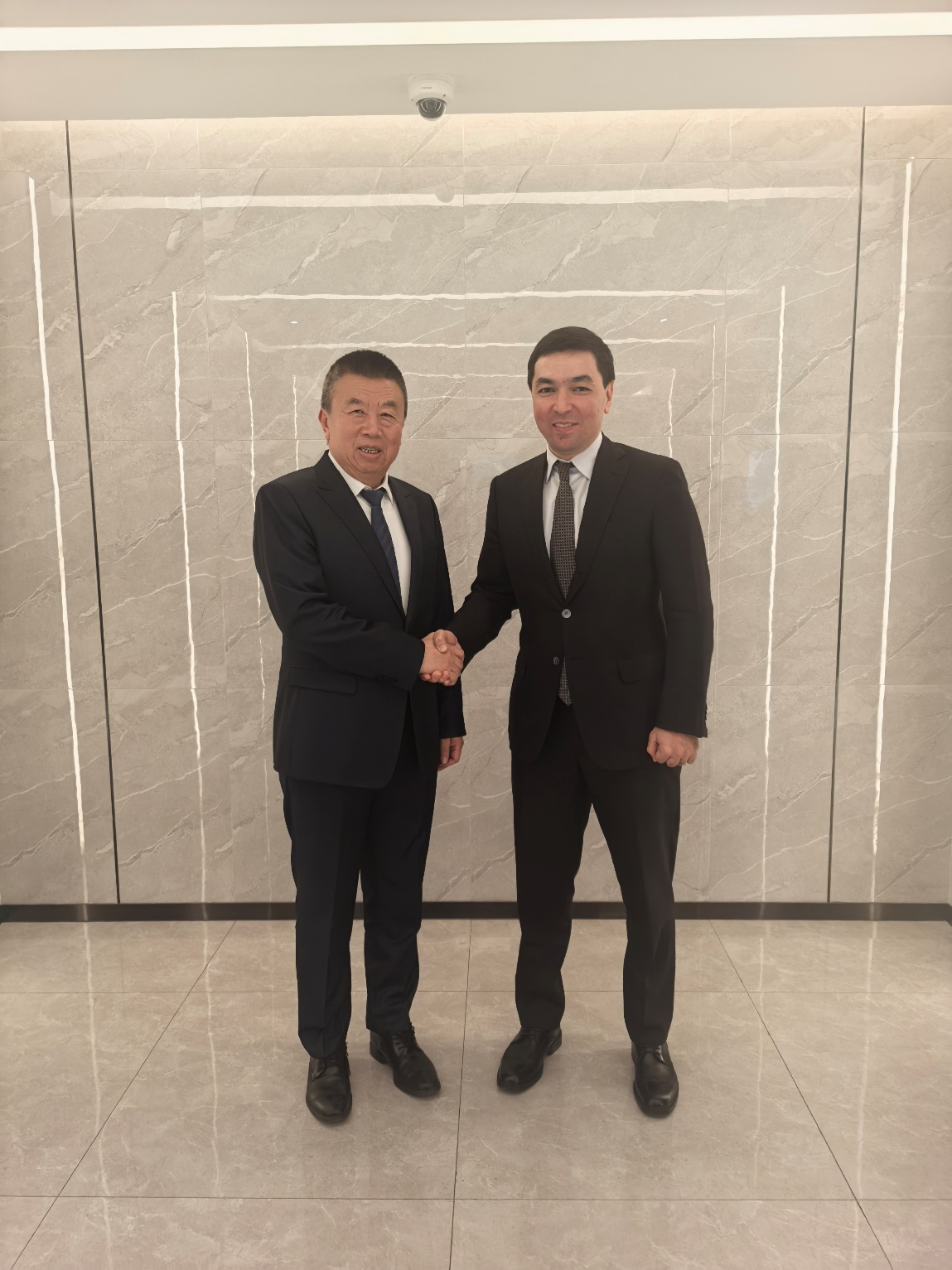 和振伟与乌兹别克斯坦总理府对华合作司司长会谈